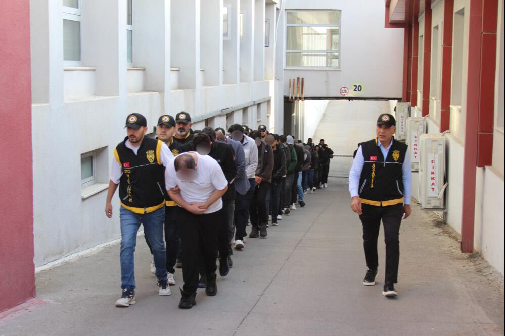 23 ilde büyük operasyon: Müteahhitleri dolandıran çete çökertildi! 23 ilde büyük operasyon: Müteahhitleri dolandıran çete çökertildi! - 1. Resim