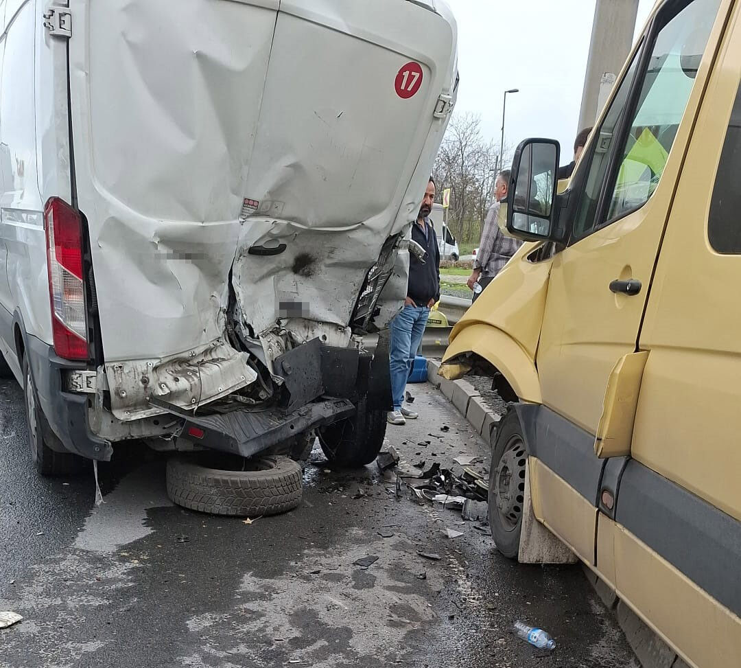 Başakşehir'de zincirleme kaza! Yolcu minibüsü de karıştı, çok sayıda yaralı var Başakşehir'de zincirleme kaza! Yolcu minibüsü de karıştı, çok sayıda yaralı var - 1. Resim