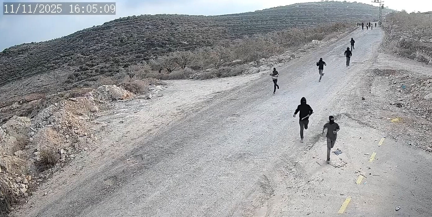 Batı Şeria'da İsrail zulmü! Filistinlilere ait ev ve ahırları yıkıp araçları ateşe verdiler - 2. Resim