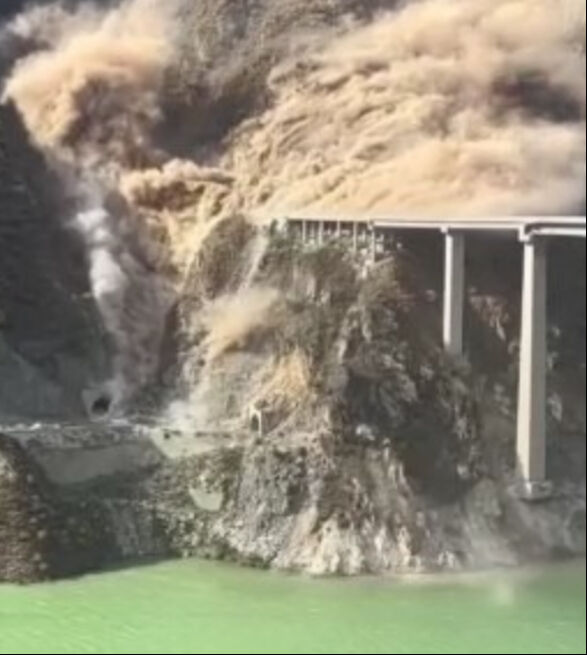 Çin'de 758 metrelik köprü çöktü! Korkunç anlar kamerada - 1. Resim