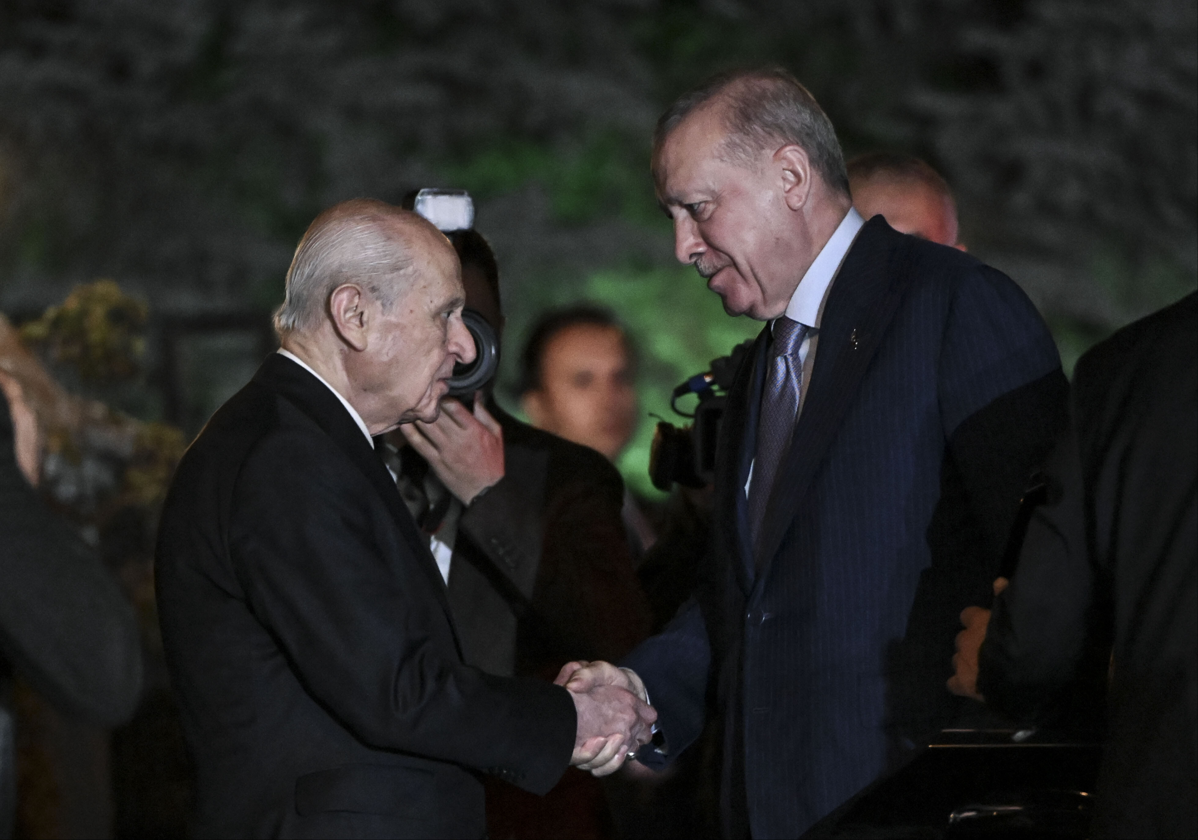 Cumhurbaşkanı Erdoğan ile Bahçeli görüşmesi başladı! MHP liderinden kapıda karşılama - 1. Resim