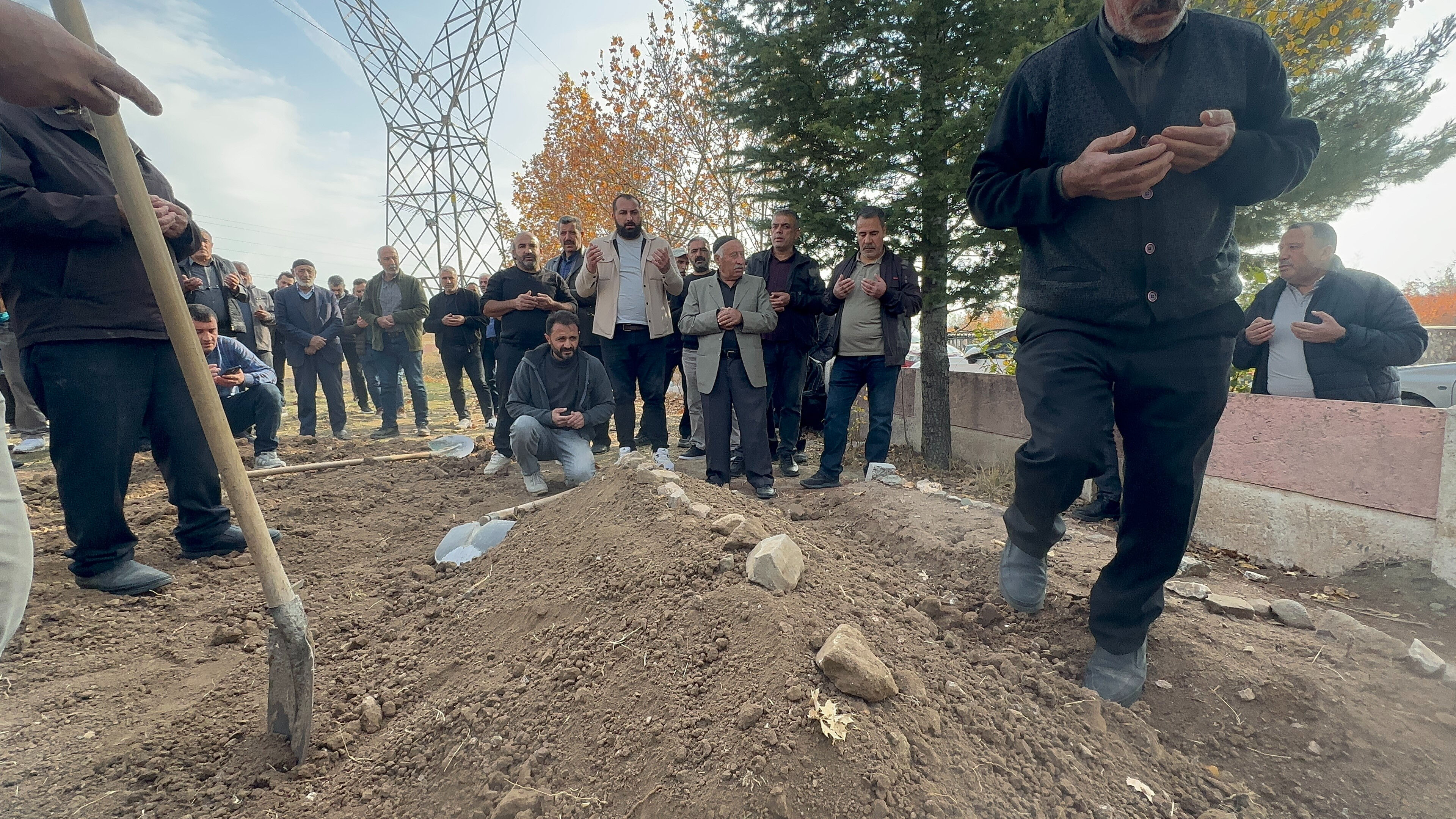 Elazığ’da acı olay! Otizmli Veysel Bilen gözyaşlarıyla defnedildi - 4. Resim