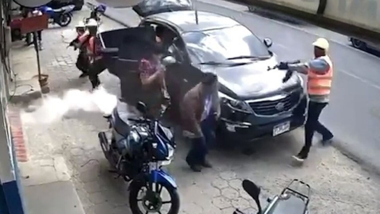 İş insanına sokak ortasında kanlı pusu! Kurşun yağmuruna tutuldu, o anlar kamerada - 2. Resim