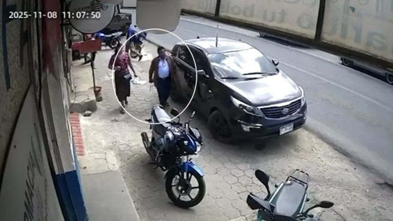 İş insanına sokak ortasında kanlı pusu! Kurşun yağmuruna tutuldu, o anlar kamerada - 1. Resim