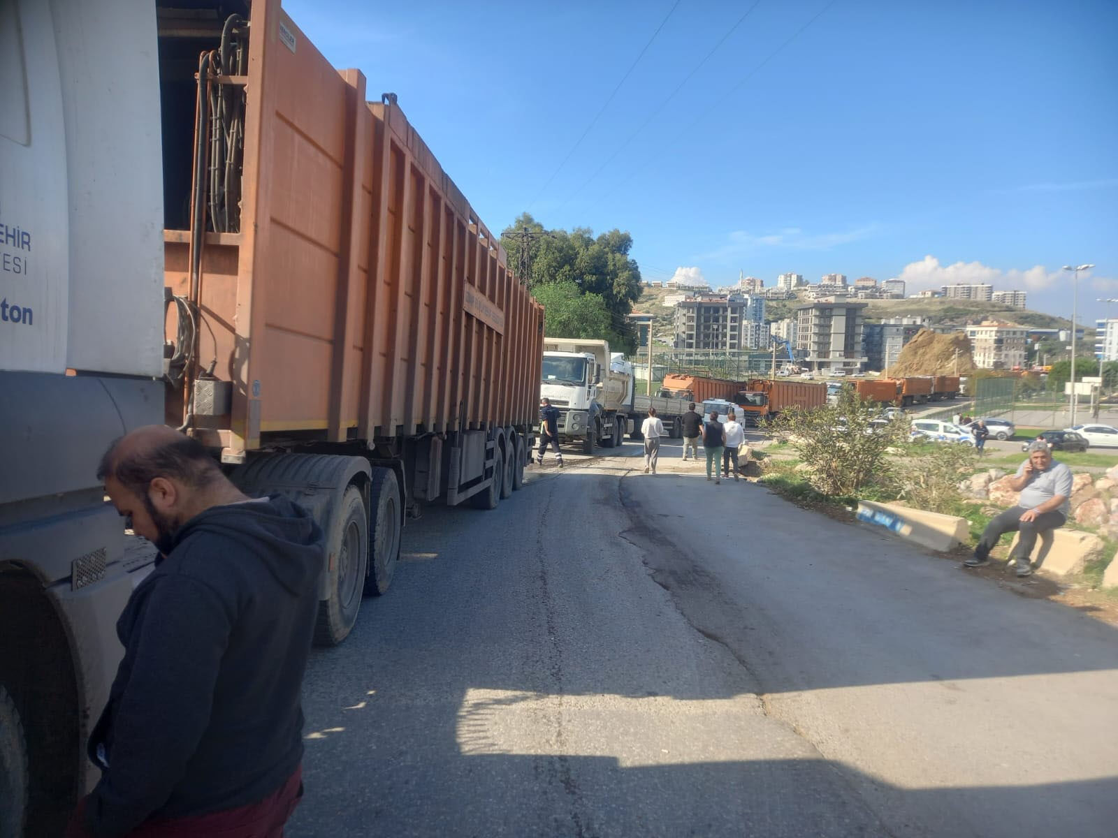 İzmir'de CHP'li belediyelerin çöp kavgası! Yolu geçişlere kapattılar - 2. Resim