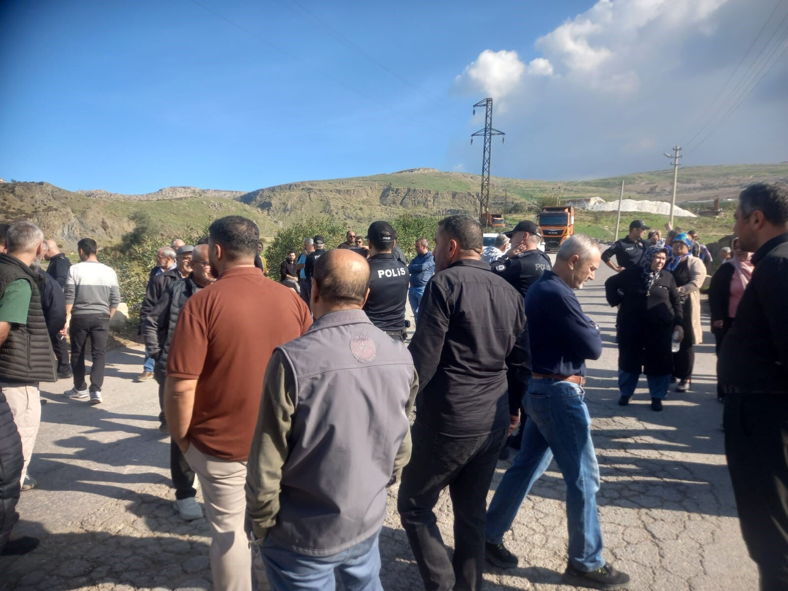 İzmir'de CHP'li belediyelerin çöp kavgası! Yolu geçişlere kapattılar - 1. Resim