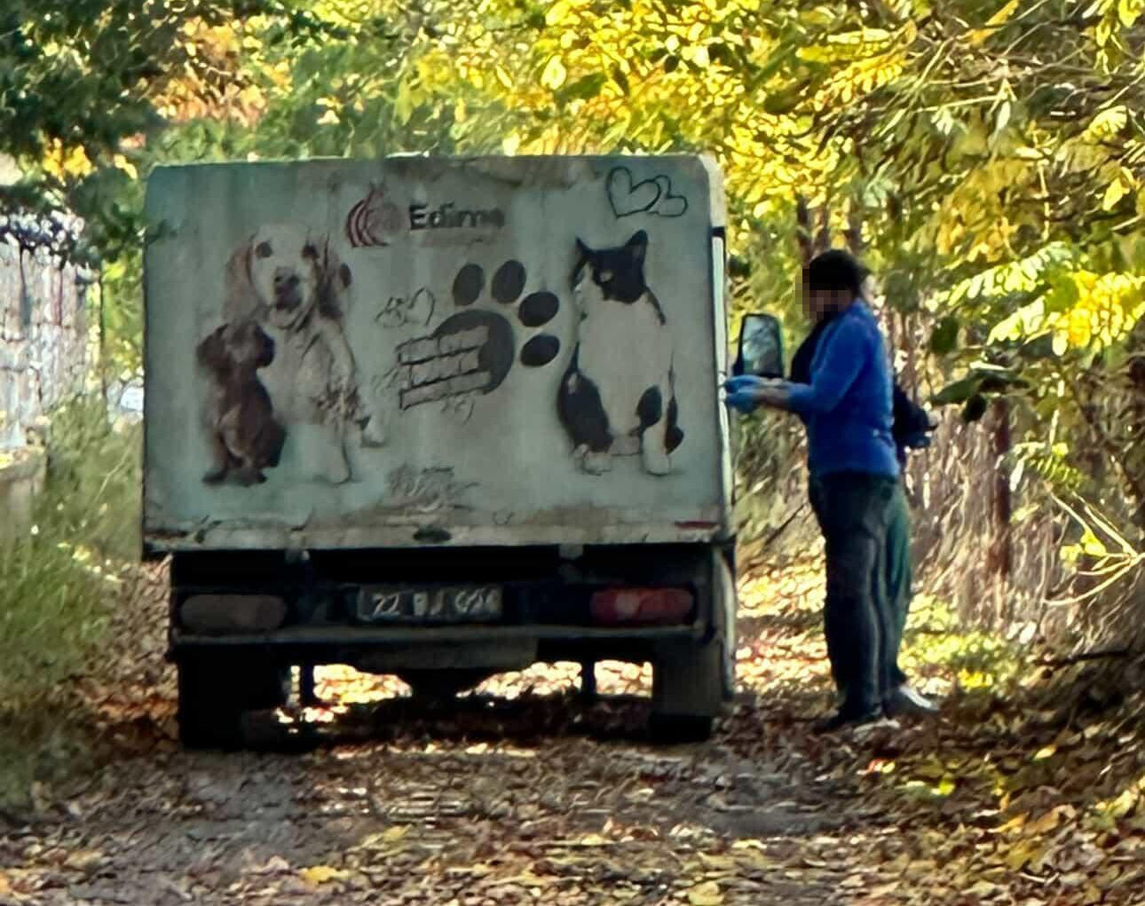 Köpeğe eziyet görüntüsü sonrası gözaltı! Belediye personeli soruşturma altında Köpeğe eziyet görüntüsü sonrası gözaltı! Belediye personeli soruşturma altında - 1. Resim