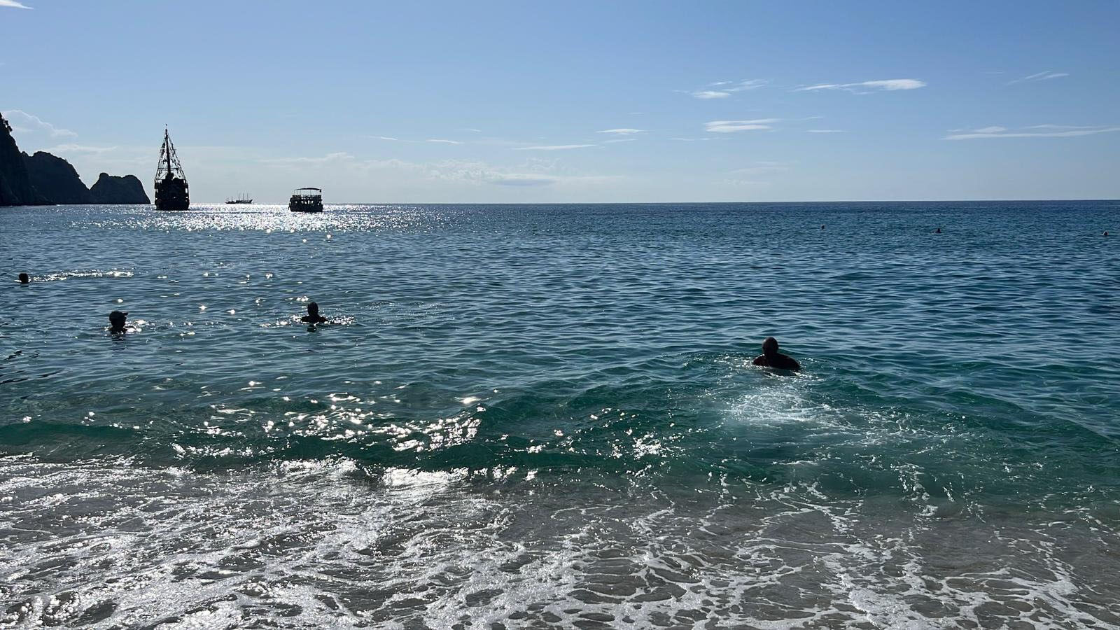 Türkiye kışa geçerken, bir kentimiz yazı yaşıyor! Kasımın ortasında deniz keyfi - 3. Resim