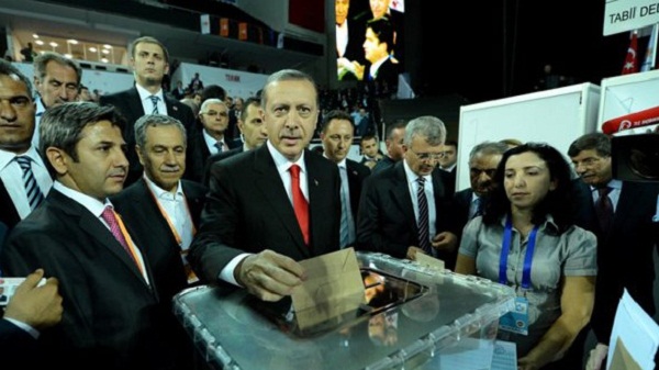 Erdoğan, 1421 oyla tekrar genel başkan