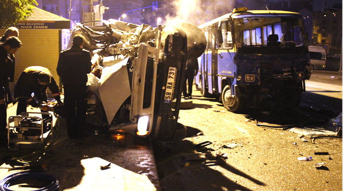 Kafa kafaya çarpıştılar: 2 ölü