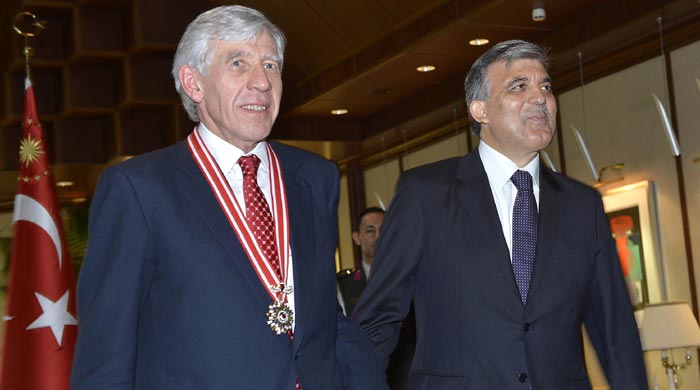 Jack Straw'a Cumhuriyet Nişanı Jack Straw'a Cumhuriyet Nişanı