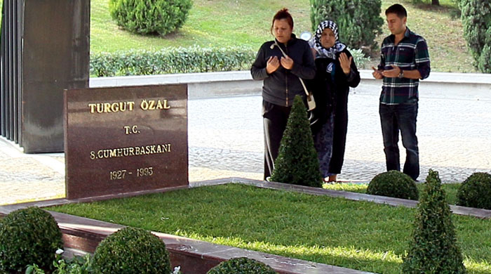 Özal'ın mezarı ziyarete açıldı Özal'ın mezarı ziyarete açıldı
