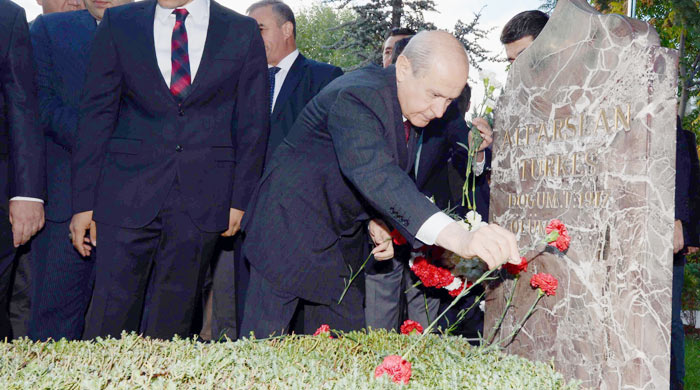 Bahçeli Türkeş'in kabrini ziyaret etti Bahçeli Türkeş'in kabrini ziyaret etti