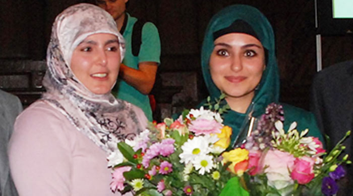 Zehra'ya bayramla birlikte gelen sevinç gözyaşı Zehra'ya bayramla birlikte gelen sevinç gözyaşı