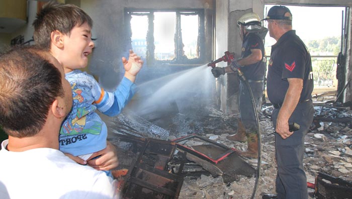 Çakmakla oynayan çocuk evi yaktı