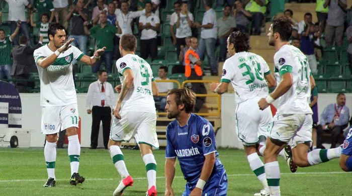 Timsah evinde çıkış arayacak