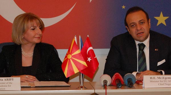 Makedon bakandan Türkçe jesti