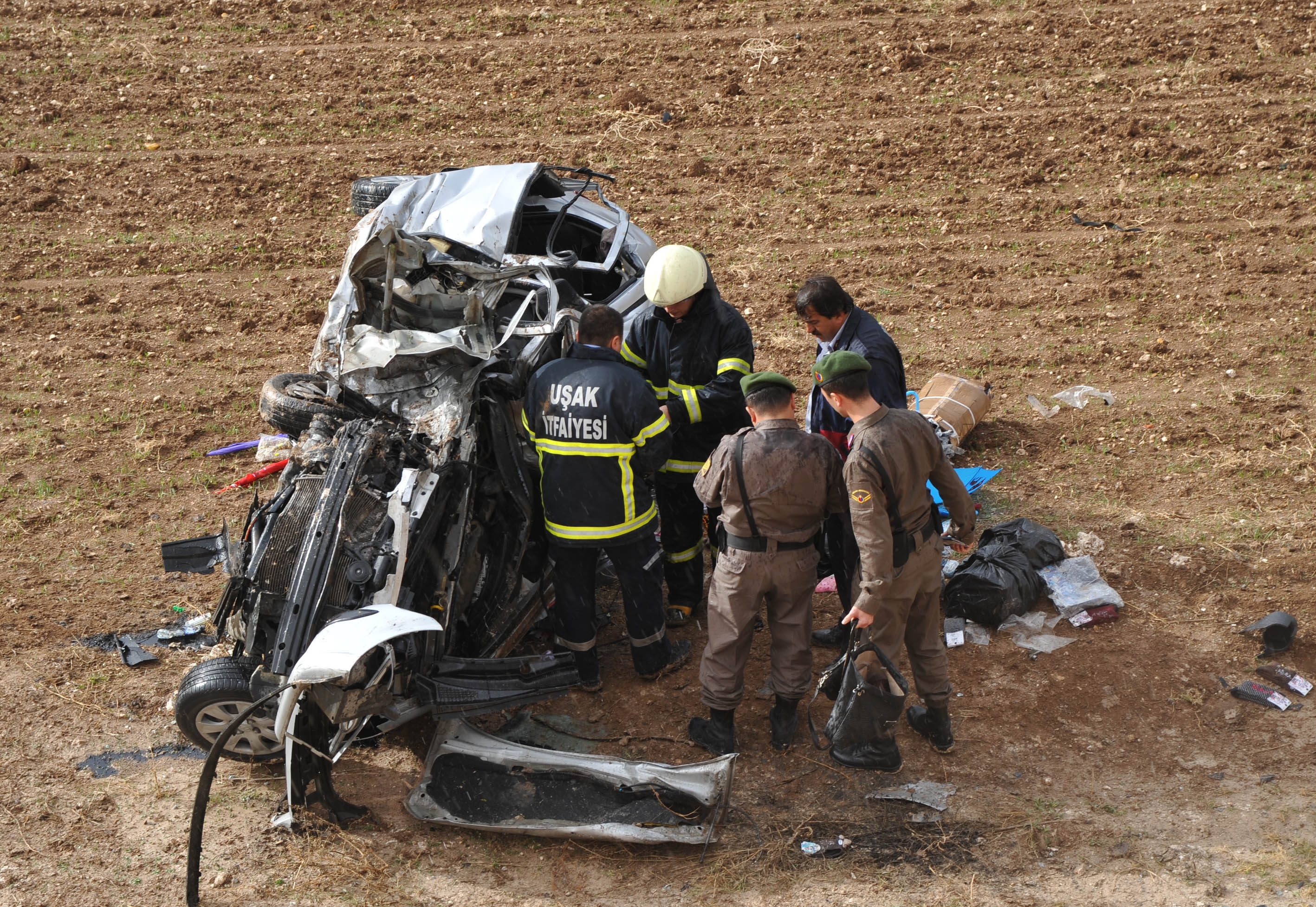 Uşak&#039;ta 2 otomobil çarpıştı: 2 ölü, 4 yaralı