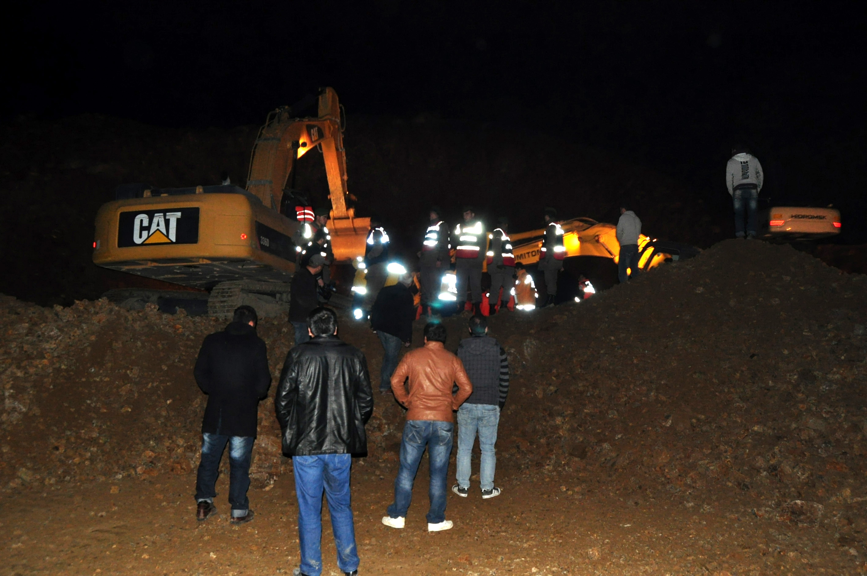 Göçük altındaki işçiye 9 saat sonra ulaşıldı Göçük altındaki işçiye 9 saat sonra ulaşıldı