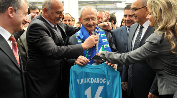 Kılıçdaroğlu: Tek tip kıyafet eşitlikti Kılıçdaroğlu: Tek tip kıyafet eşitlikti