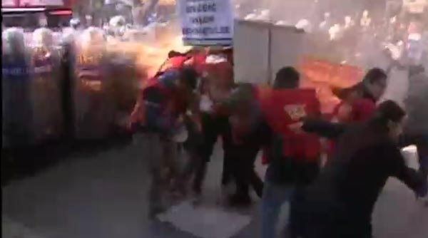 YÖK karşıtı öğrencilere biber gazı YÖK karşıtı öğrencilere biber gazı