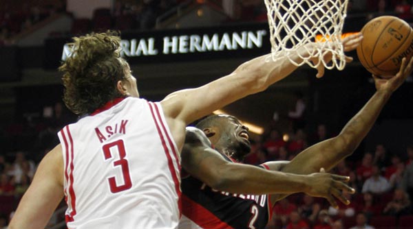 Ömer Aşık "double-double" yaptı Ömer Aşık "double-double" yaptı