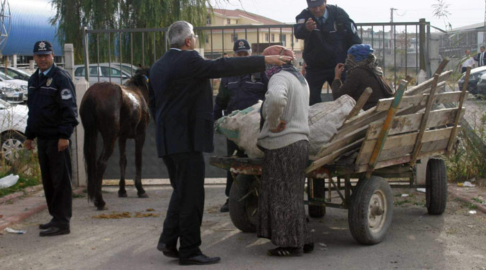 At arabalı kadınlar polise saldırdı At arabalı kadınlar polise saldırdı