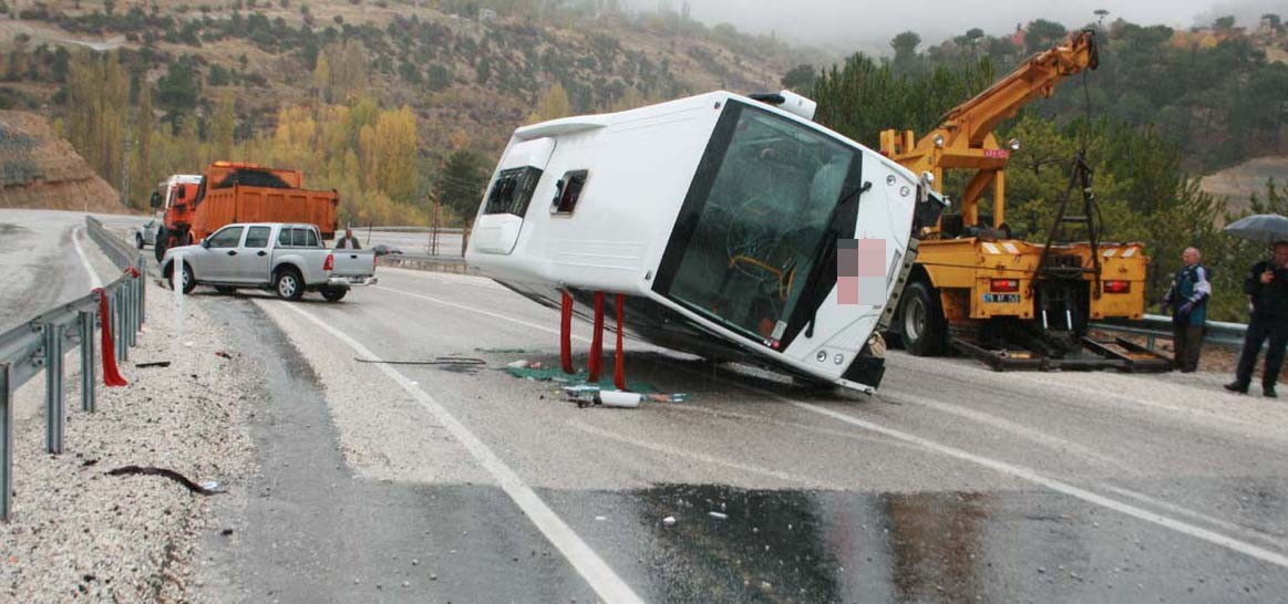 Servis midibüsü devrildi: 18 yaralı