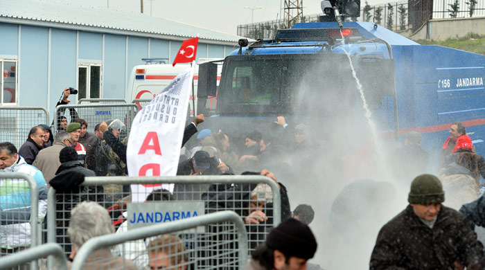 Duruşma salonunu basmak istediler Duruşma salonunu basmak istediler