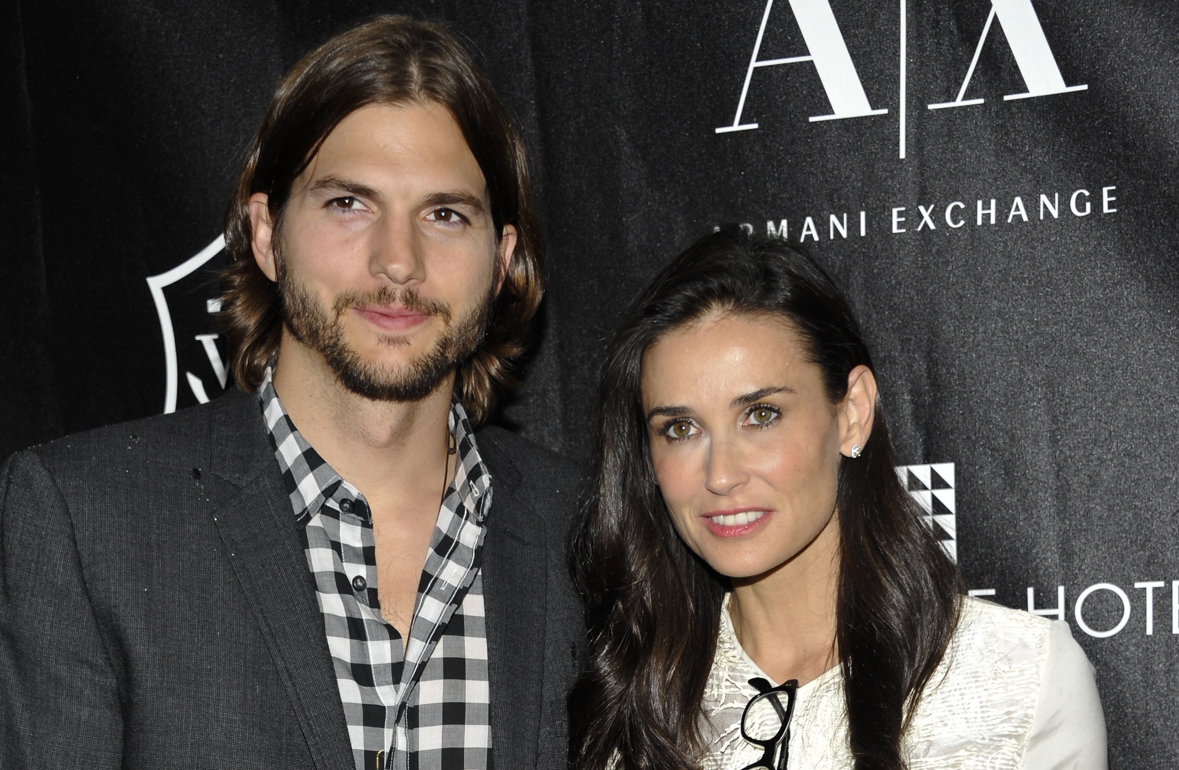 Ashton Kutcher, Demi Moore'a boşanma davası açtı Ashton Kutcher, Demi Moore'a boşanma davası açtı