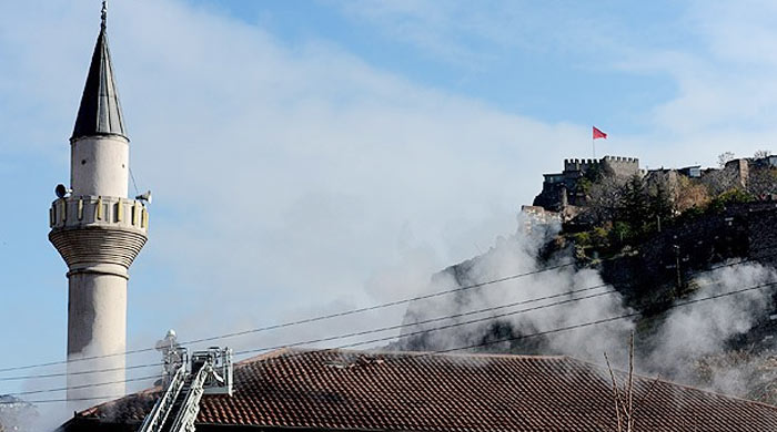 Ankara Ulus'taki 600 yıllık cami yandı Ankara Ulus'taki 600 yıllık cami yandı