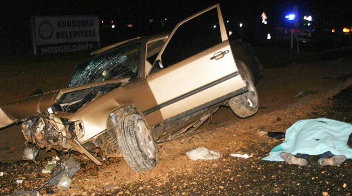 Yoldan çıkan araçta 2 kişi öldü, 2 kişi yaralandı