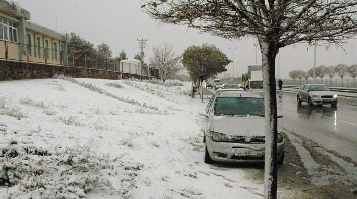Ankara'ya mevsimin ilk karı düştü