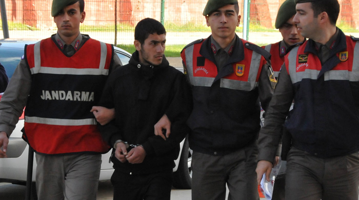 Babasını 13 yerinden bıçakladı