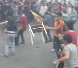 Galatasaraylı ve Yunan taraftarlar birbirine girdi