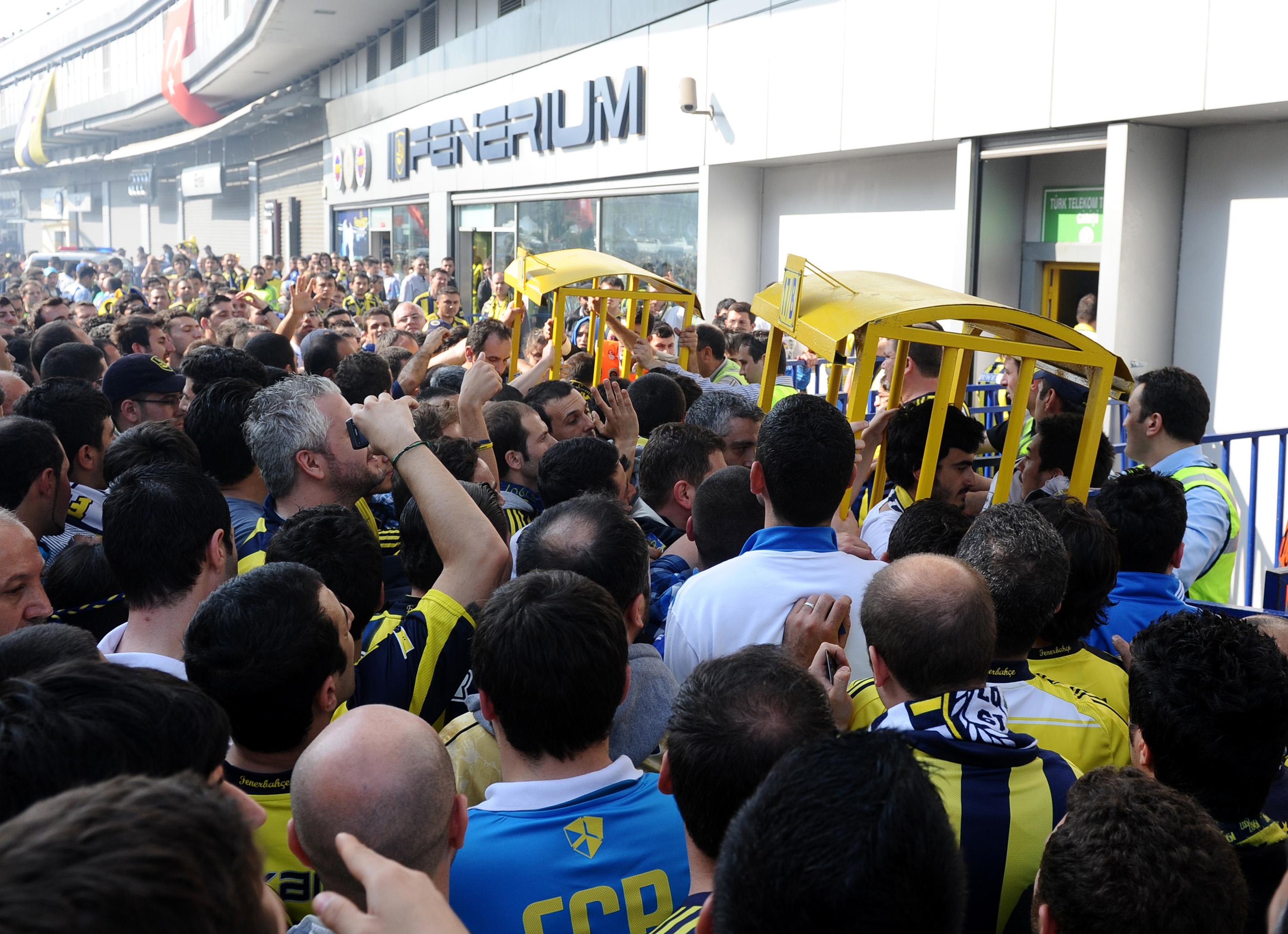 Maçtan önce stat önünde olaylar çıktı Maçtan önce stat önünde olaylar çıktı