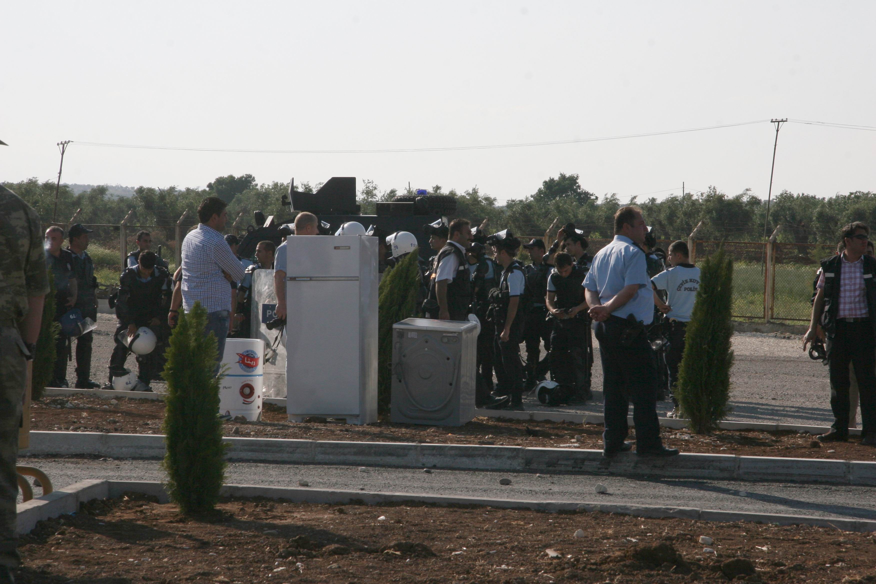 Kilis'te mülteciler polise saldırdı Kilis'te mülteciler polise saldırdı
