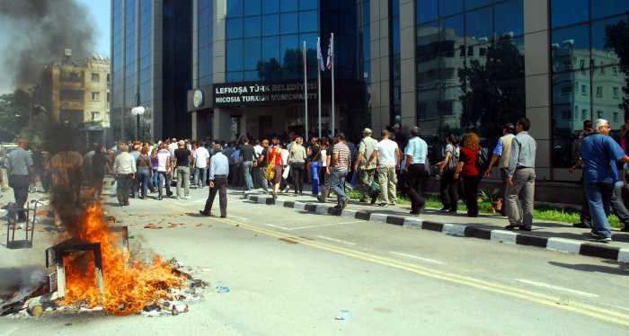 Lefkoşa'da işçiler ayaklandı Lefkoşa'da işçiler ayaklandı