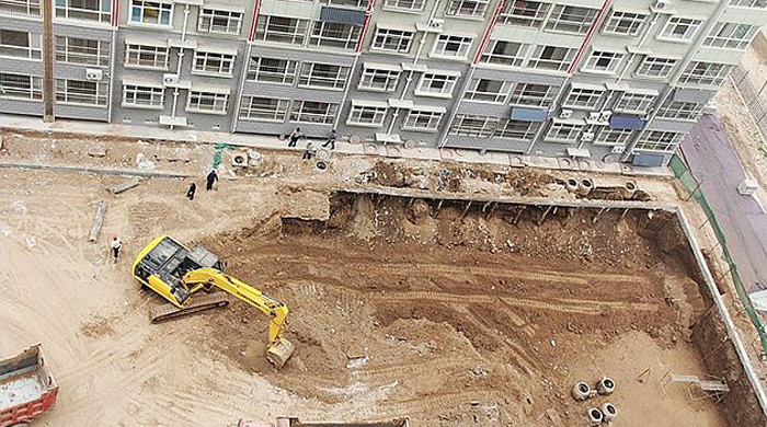 Apartmanı yaptılar şimdi altına otopark yapıyorlar Apartmanı yaptılar şimdi altına otopark yapıyorlar
