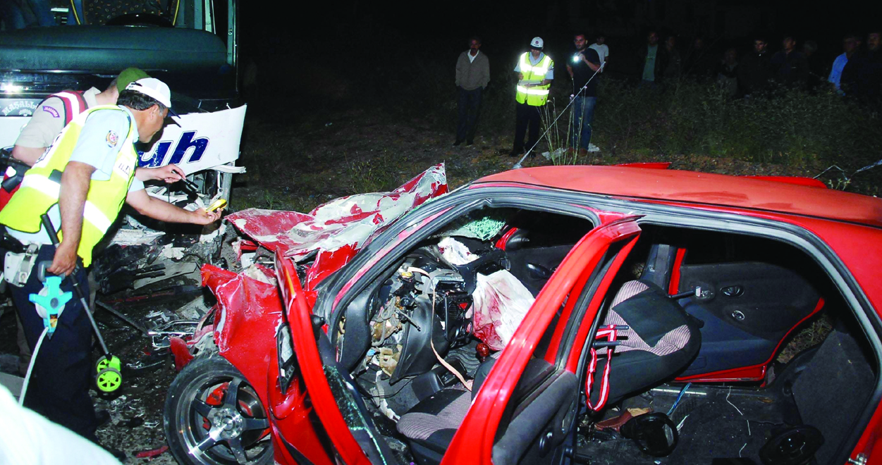 Yolcu otobüsü otomobili biçti: 4 ölü Yolcu otobüsü otomobili biçti: 4 ölü