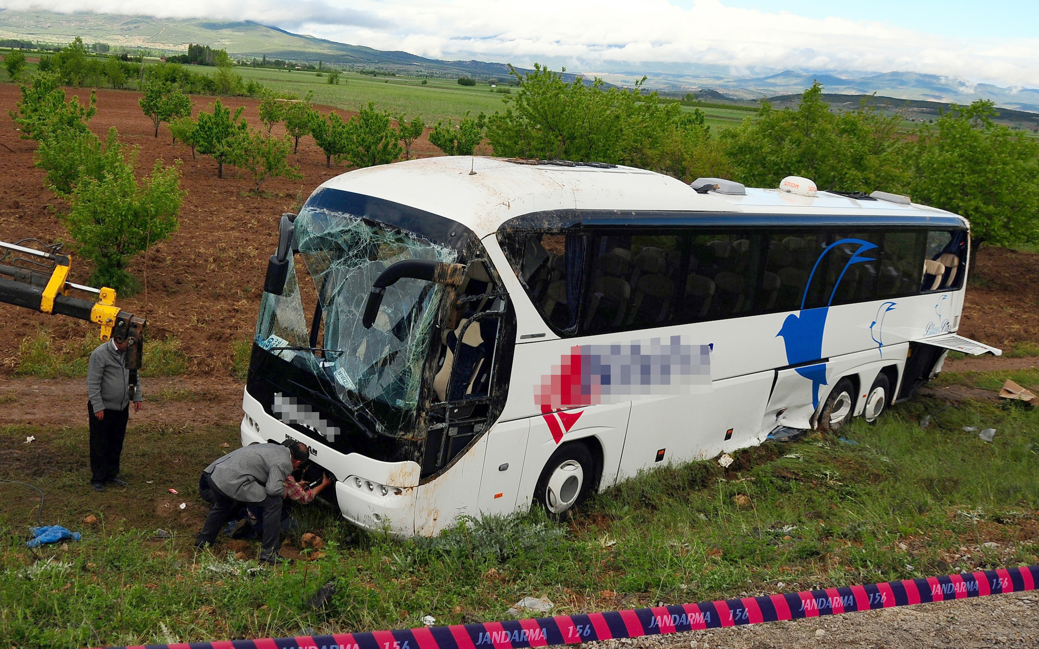 Yolcu otobüsü şarampole yuvarlandı: 30 yaralı Yolcu otobüsü şarampole yuvarlandı: 30 yaralı