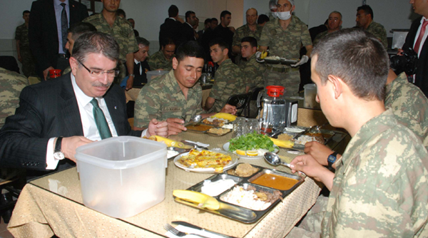 Mehmetçiklerle yemek yedi