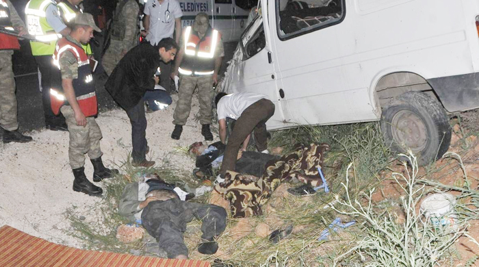 Minibüs şarampole uçtu: 3 ölü, 9 yaralı