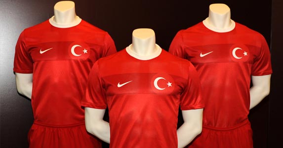 A Millilerin yeni iç saha forması tanıtıldı A Millilerin yeni iç saha forması tanıtıldı