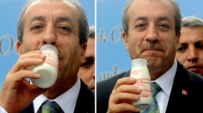 Bakan Eker, çocuklarla süt içti Bakan Eker, çocuklarla süt içti