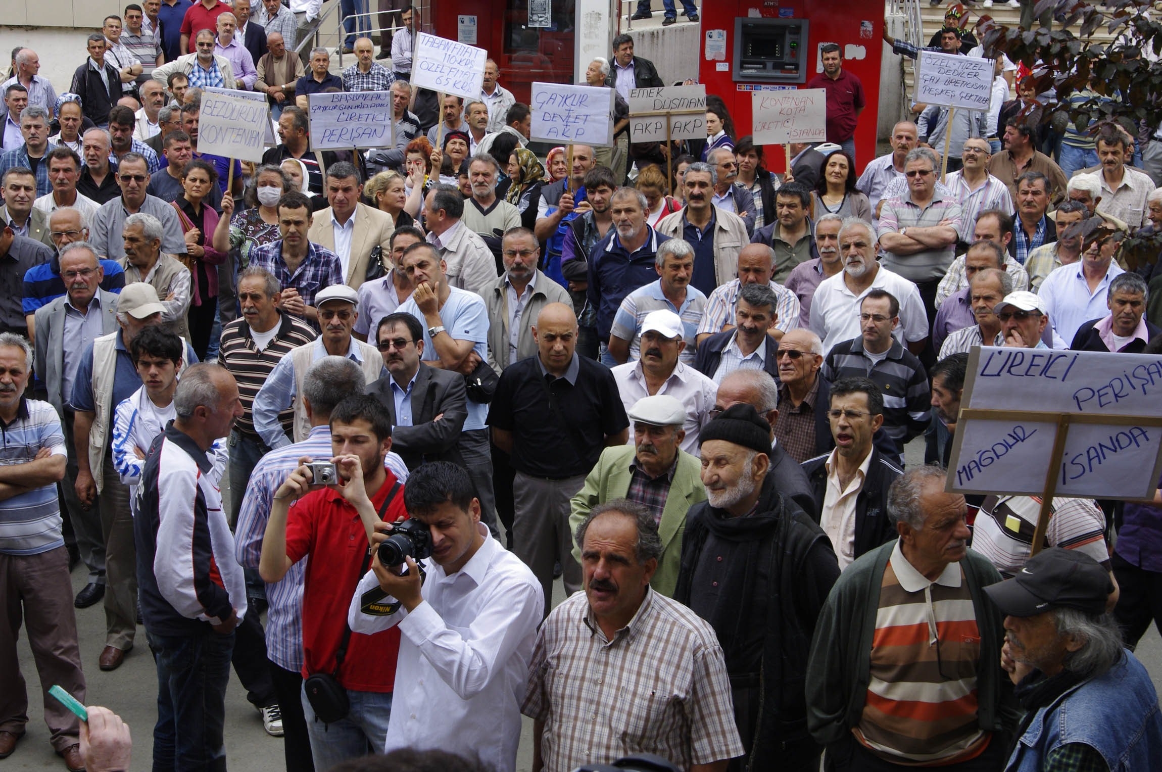 Çay üreticileri Çaykur&#039;u protesto etti