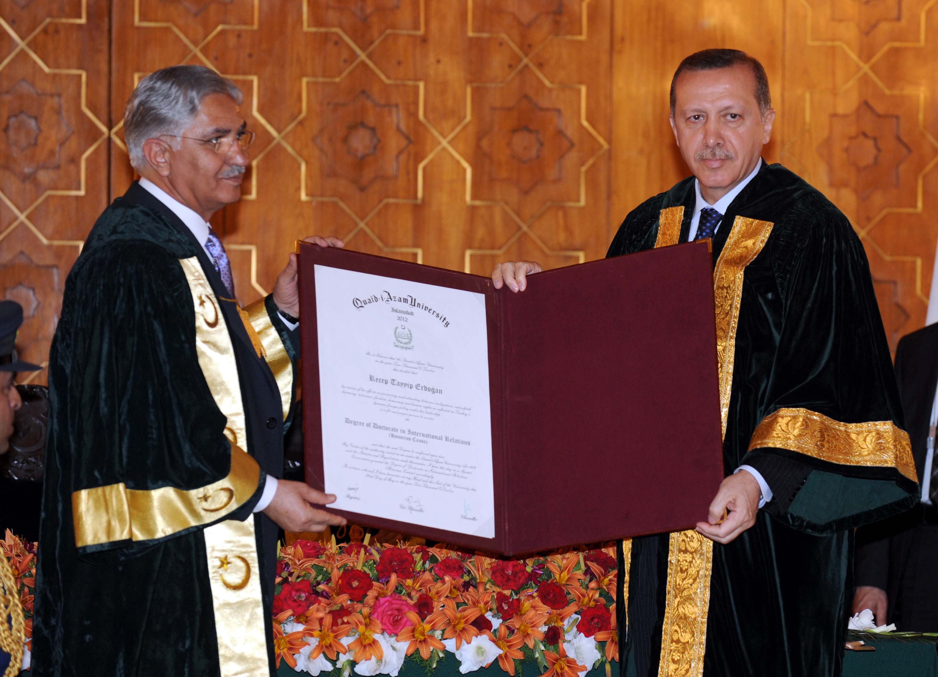 Erdoğan'a fahri doktora Erdoğan'a fahri doktora
