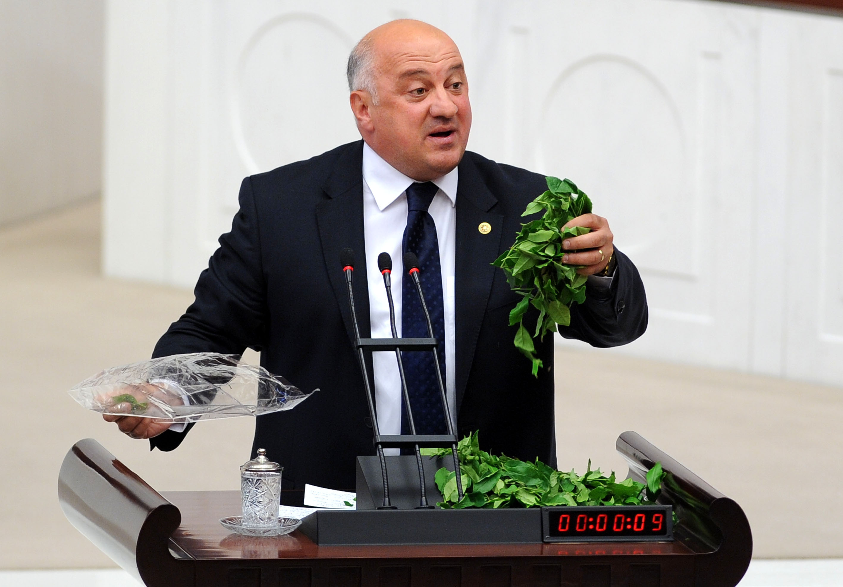 Genel Kurul kürsüsünde &quot;çay&quot; eylemi