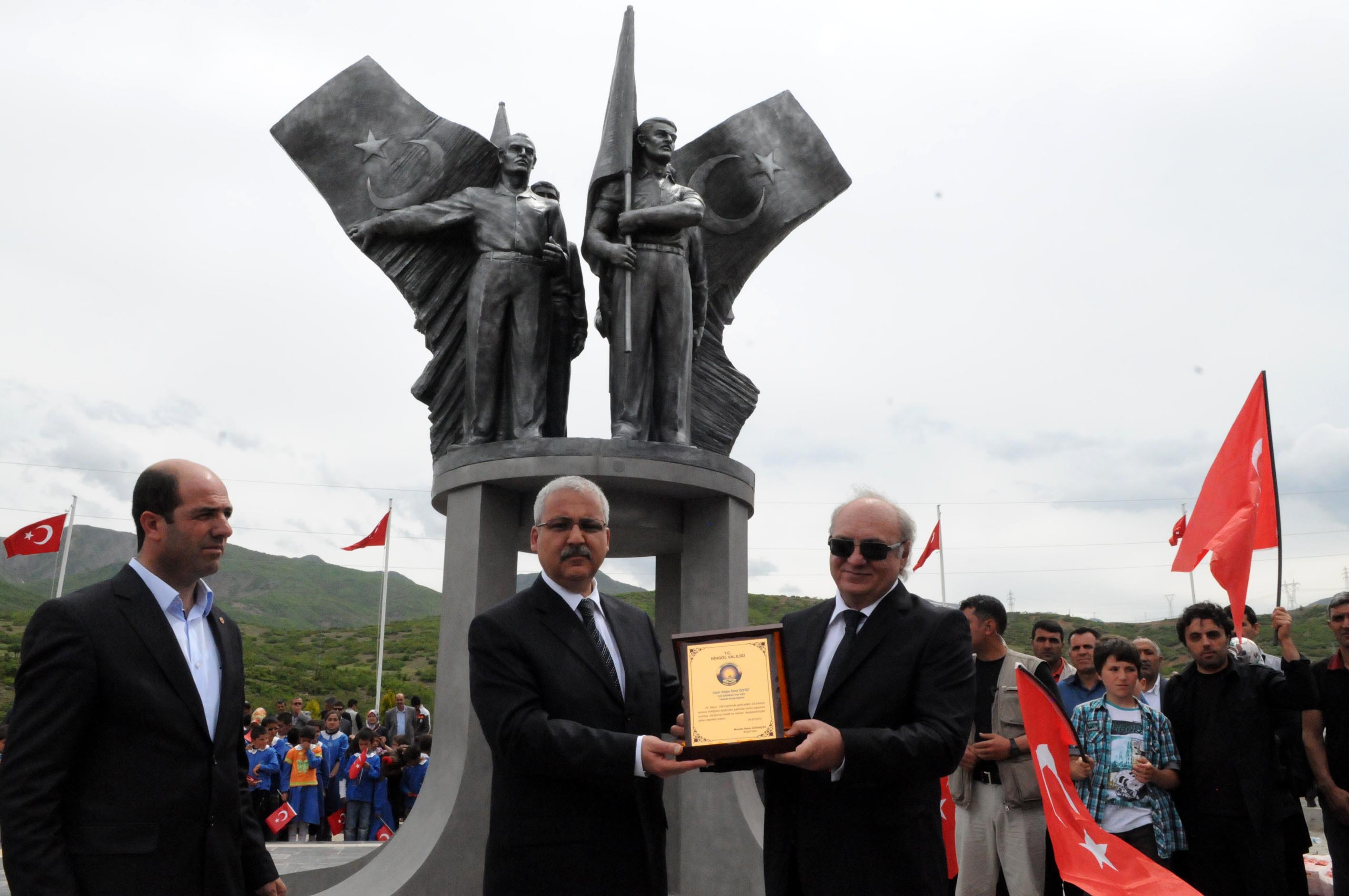 Şehit 33 asker törenle yad edildi Şehit 33 asker törenle yad edildi