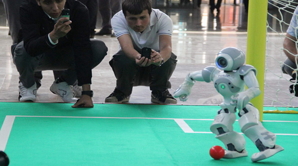 Bu robotlar futbol oynuyor